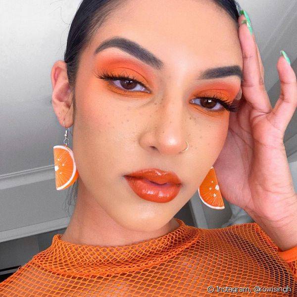 A maquiagem laranja monocromática está muito em alta (Foto: Instagram @rowisingh)